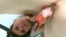 Девушка засунула каряся себев пизду целиком и кайфует. Порно с рыбой